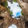 Eine Fischaugen-Panoramaaufnahme einer Kletterin in Finale Ligure, Savone, Italien, in der Grotta dell'Edera