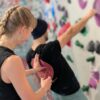 Coaching-Situation an einer Kletterwand