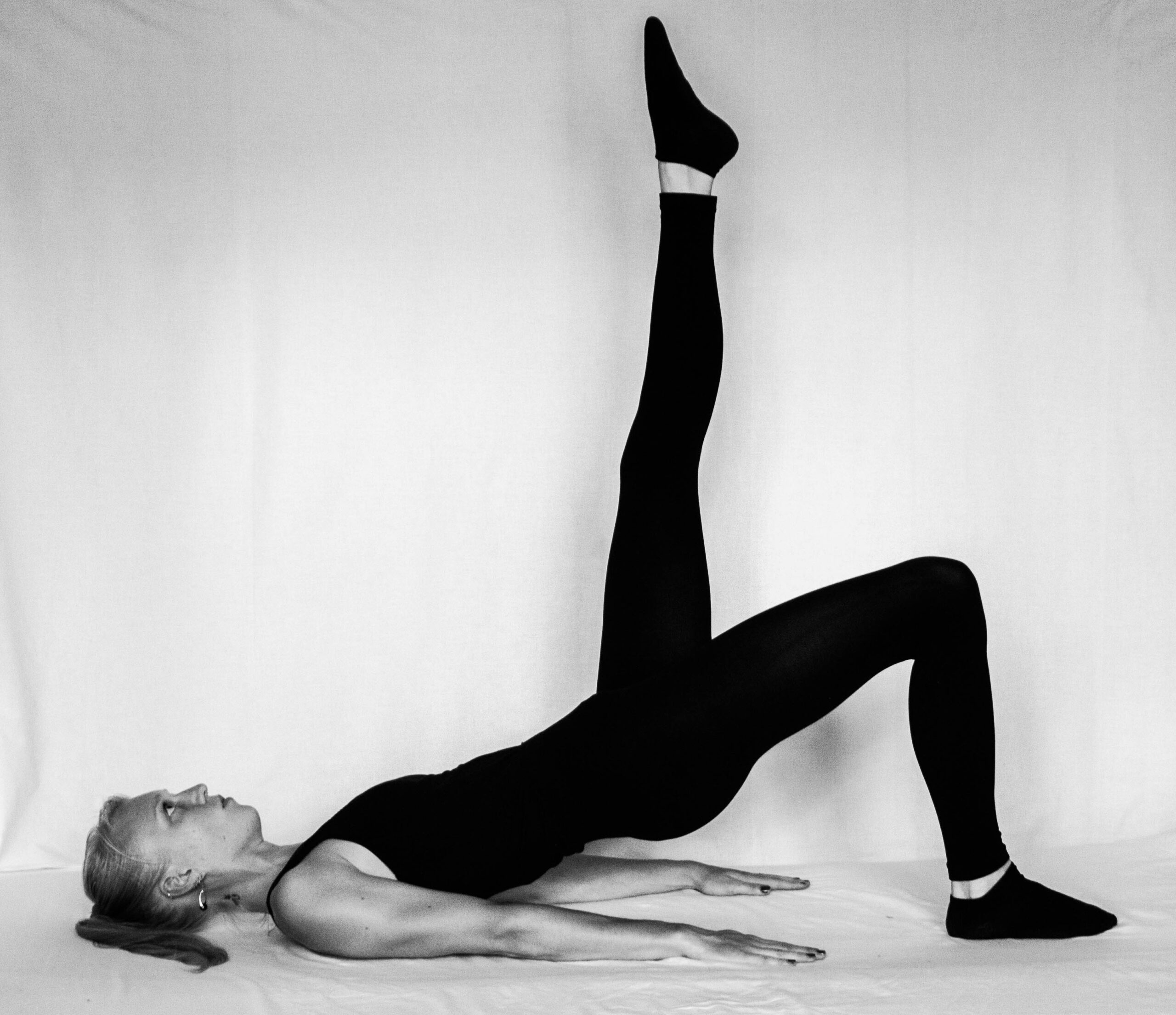 schwarz-weiß Foto von Michi bei einer einbeinigen Shoulder Bridge