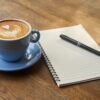 Kaffee und Block mit Stift