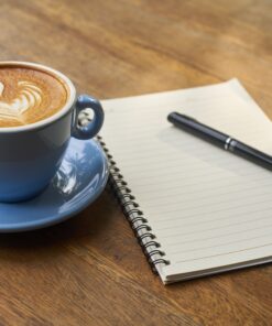 Kaffee und Block mit Stift