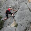 Ein Mensch klettert am Fels