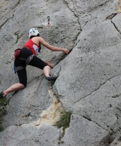 Ein Mensch klettert am Fels