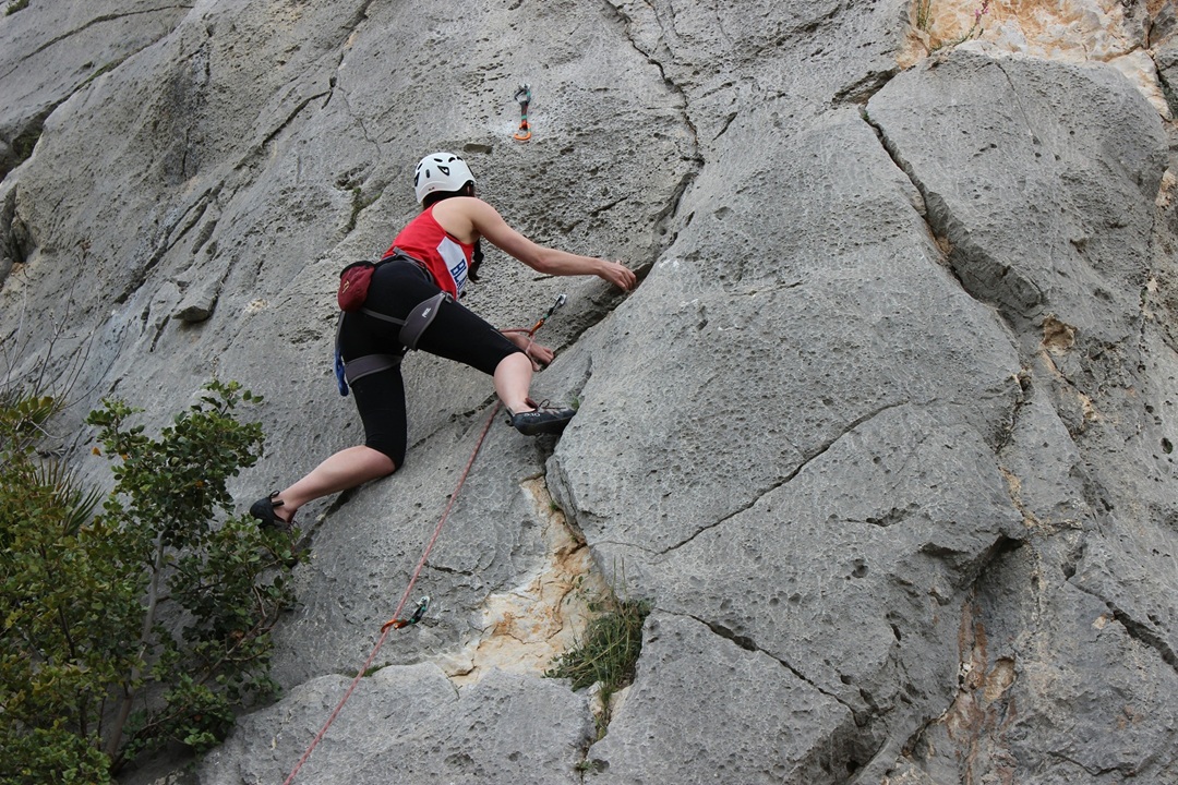 Ein Mensch klettert am Fels