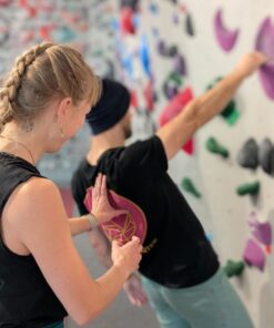 Coaching-Situation an einer Kletterwand