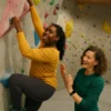 Eine Coaching-Situation in einer Boulderhalle