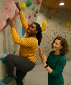 Eine Coaching-Situation in einer Boulderhalle