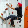 Mensch beim Klettern im Toprope in einer Kletterhalle