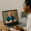 Klettercoaching-Gespräch über einen Laptop