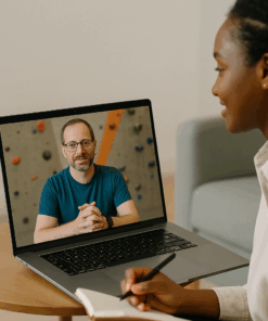 Klettercoaching-Gespräch über einen Laptop