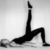 schwarz-weiß Foto von Michi bei einer einbeinigen Shoulder Bridge