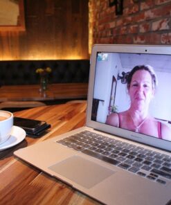 Eine Videokonferenz mit einem Kaffee dazu